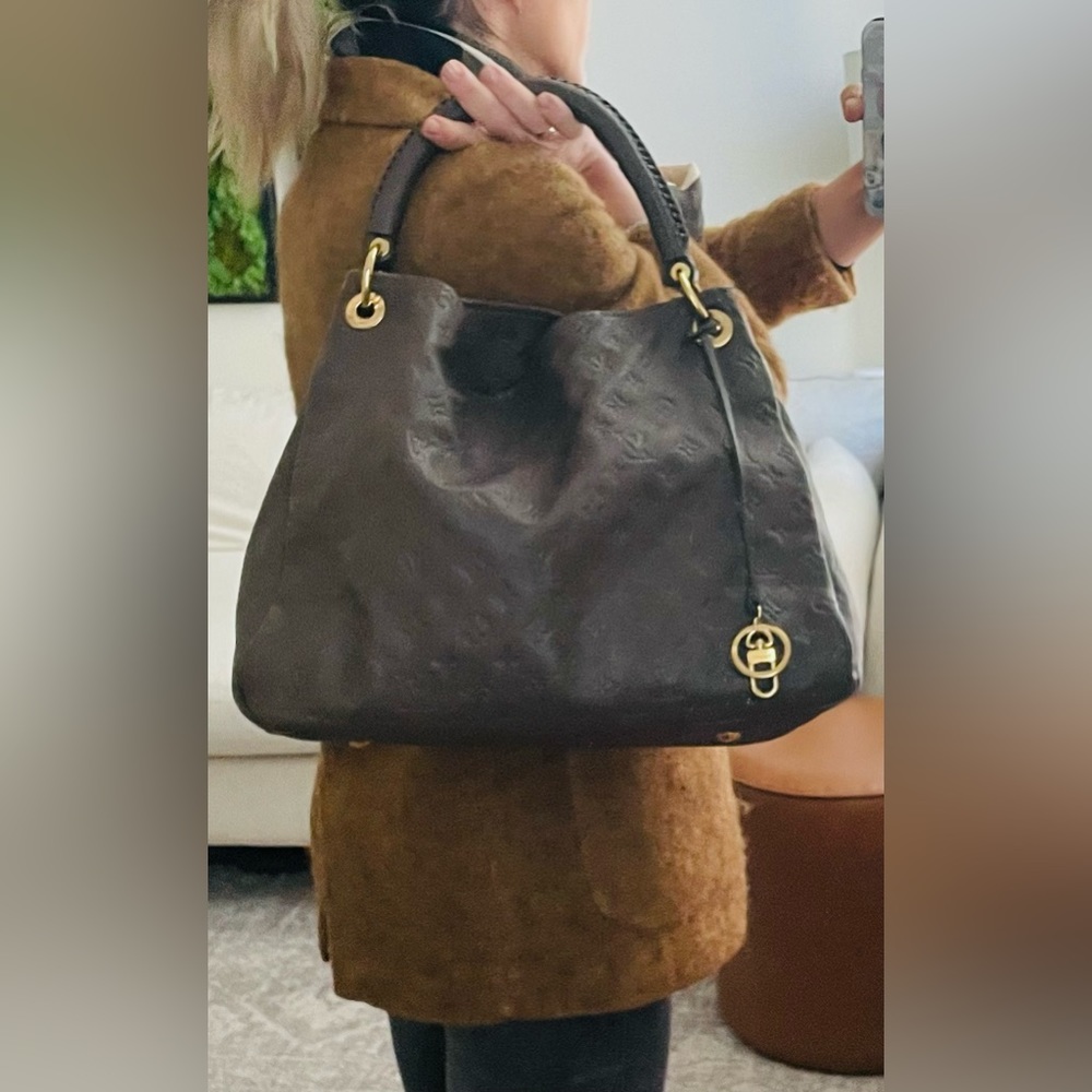 DISCONTINUED! LOUIS VUITTON, Artsy MM. Brand New!!Get it before it’s gone!!
